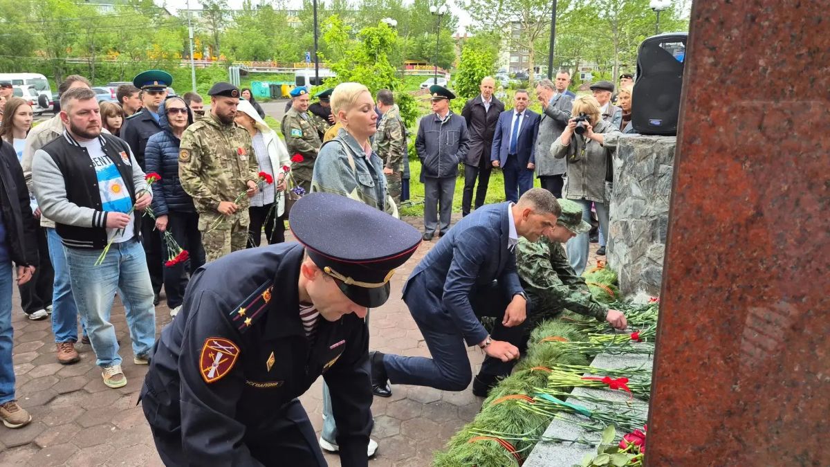 Сегодня мы отдаем дань уважения тем, кто с честью исполнил воинский долг, защищая интересы России Сегодня мы отдаем дань уважения тем, кто с честью исполнил воинский долг, защищая интересы России