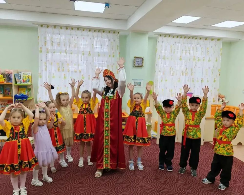 Дошколята краевого центра знакомятся с культурой народов России Дошколята краевого центра знакомятся с культурой народов России