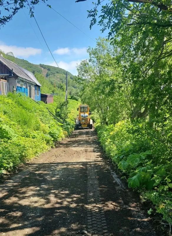 Город день за днем. . 1 июля 2026 года В ПетропавловскеКамчатском продолжаются работы по содержанию городских улиц Город день за днем. . 1 июля 2026 года В ПетропавловскеКамчатском продолжаются работы по содержанию городских улиц