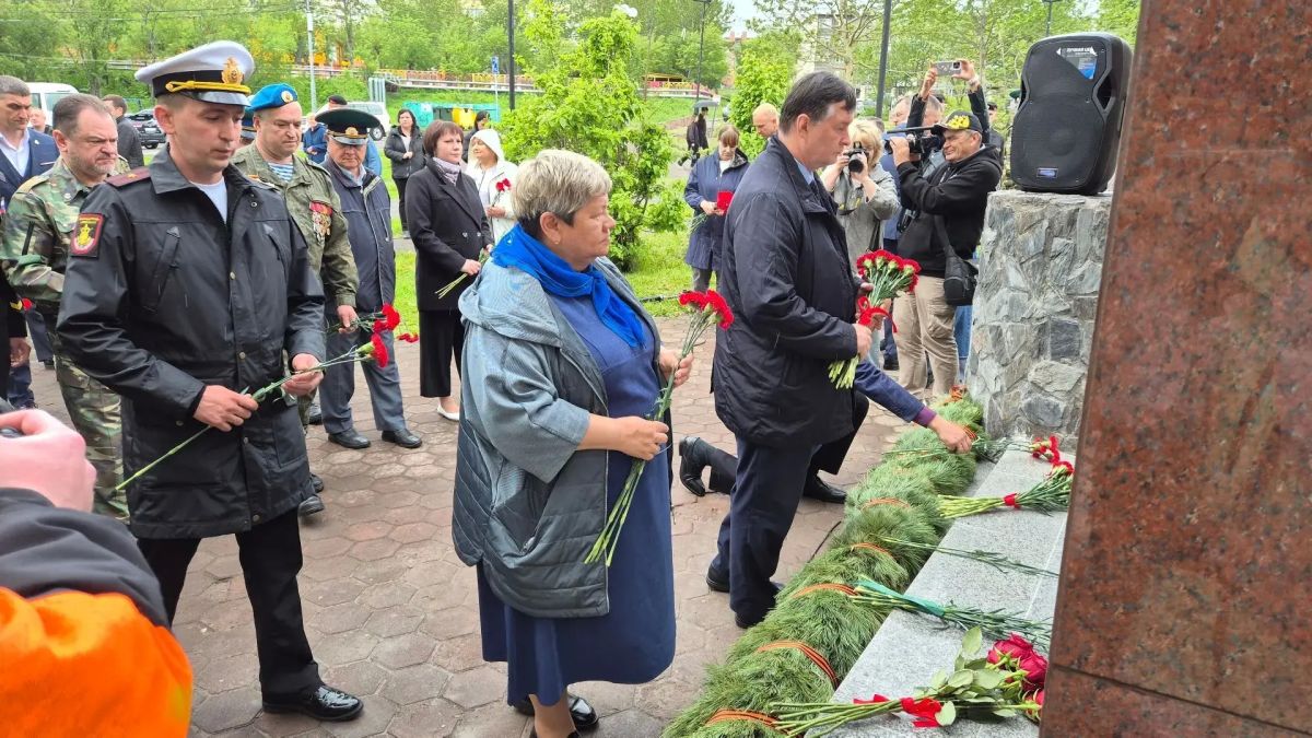 Сегодня мы отдаем дань уважения тем, кто с честью исполнил воинский долг, защищая интересы России Сегодня мы отдаем дань уважения тем, кто с честью исполнил воинский долг, защищая интересы России
