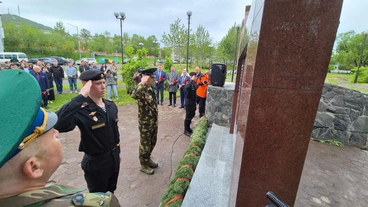 Сегодня мы отдаем дань уважения тем, кто с честью исполнил воинский долг, защищая интересы России Сегодня мы отдаем дань уважения тем, кто с честью исполнил воинский долг, защищая интересы России