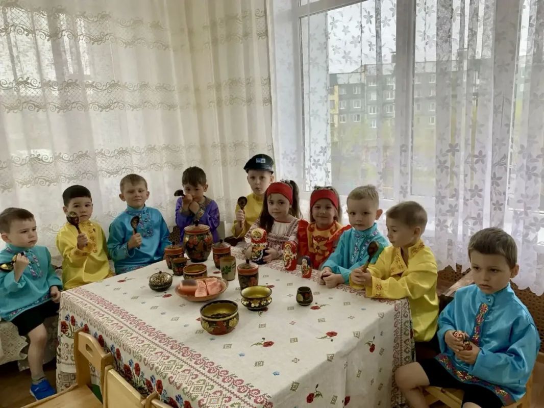 Дошколята краевого центра знакомятся с культурой народов России Дошколята краевого центра знакомятся с культурой народов России