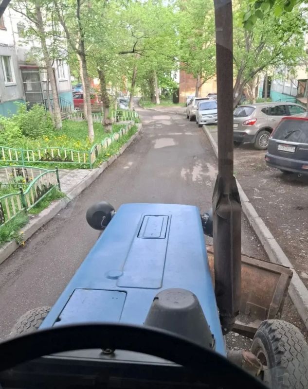 Город день за днем. . 1 июля 2026 года В ПетропавловскеКамчатском продолжаются работы по содержанию городских улиц Город день за днем. . 1 июля 2026 года В ПетропавловскеКамчатском продолжаются работы по содержанию городских улиц