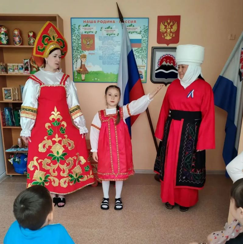 Дошколята краевого центра знакомятся с культурой народов России Дошколята краевого центра знакомятся с культурой народов России