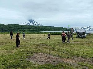 Две смены школьников изучат этим летом лососей на Курильском озере