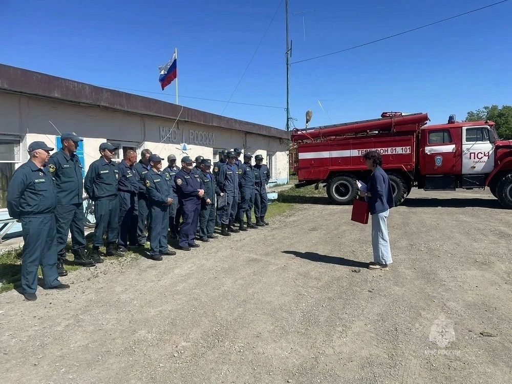 Огнеборцев Паланской пожарно-спасательной части МЧС России наградили почётными грамотами и ценными подарками краевого парламента Огнеборцев Паланской пожарно-спасательной части МЧС России наградили почётными грамотами и ценными подарками краевого парламента
