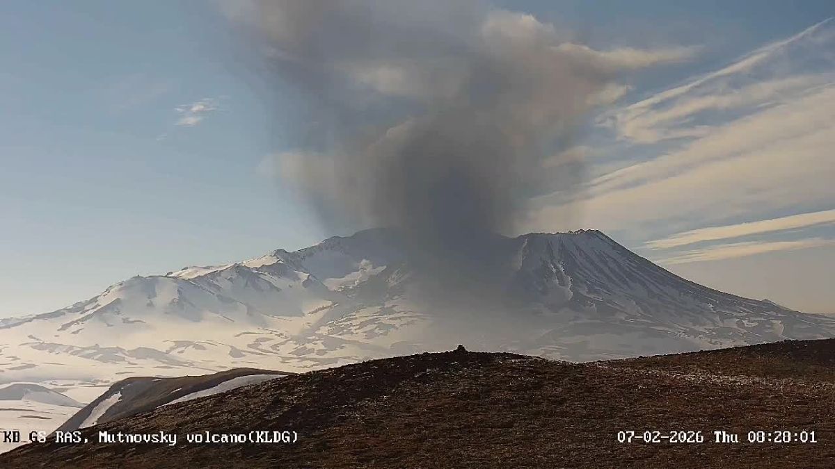 Мутновский вулкан на Камчатке выбросил пятикилометровый столб пепла