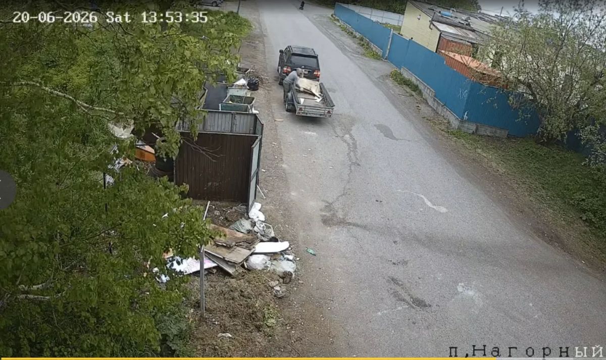 В Елизове камеры начали штрафовать за выброс шин и строймусора