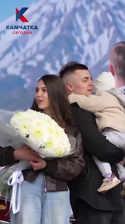 Это — ДА!. Сегодня, в день празднования Камчатского края, на центральной площади Петропавловска-Камчатского сразу четыре жительницы региона — Валерия, Дарья, Юлия и Ирина получили предложение руки и сердца