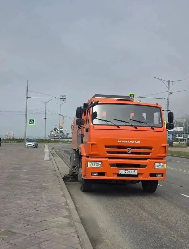 Город день за днем. 6 июля 2026 года В Петропавловске-Камчатском продолжается комплекс мероприятий по содержанию городских территорий Город день за днем. 6 июля 2026 года В Петропавловске-Камчатском продолжается комплекс мероприятий по содержанию городских территорий