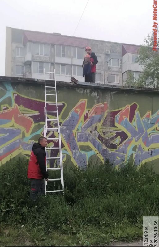 Спасатели помогли ребенку слезть с крыши Спасатели помогли ребенку слезть с крыши