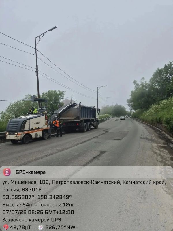 Город день за днем. . 7 июля 2026 года Бригады ручного труда убирают мусор с городских улиц Город день за днем. . 7 июля 2026 года Бригады ручного труда убирают мусор с городских улиц
