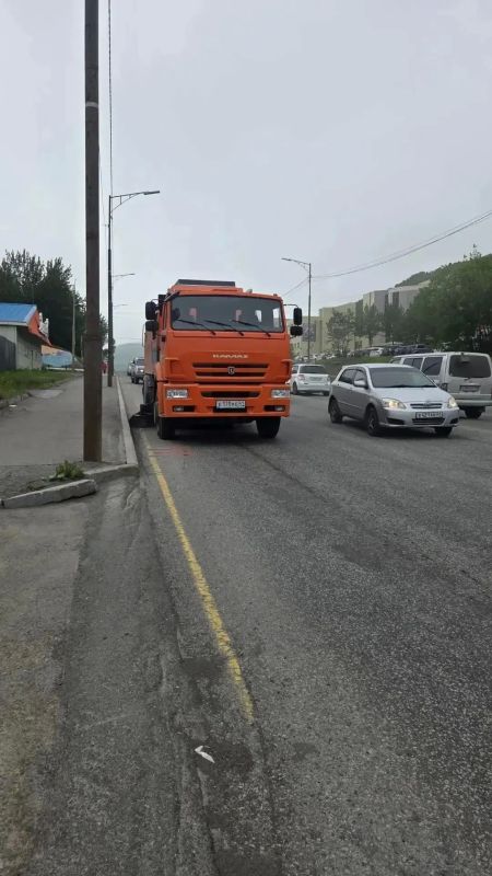Город день за днем. . 7 июля 2026 года Бригады ручного труда убирают мусор с городских улиц Город день за днем. . 7 июля 2026 года Бригады ручного труда убирают мусор с городских улиц
