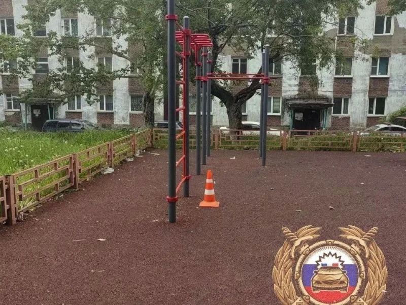 В городе Елизово 13-летний водитель мопеда протаранил турник на детской площадке