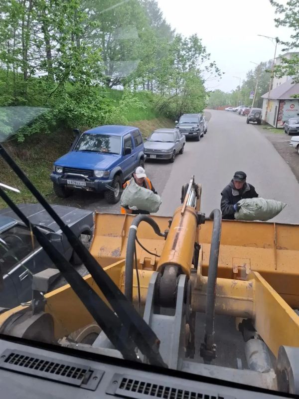 Город день за днем. . 7 июля 2026 года Бригады ручного труда убирают мусор с городских улиц Город день за днем. . 7 июля 2026 года Бригады ручного труда убирают мусор с городских улиц