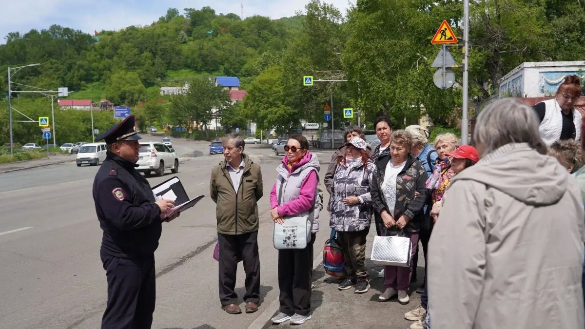 Сотрудники полиции Петропавловска-Камчатского провёл профилактическую беседу с пенсионерами о дистанционном мошенничестве Сотрудники полиции Петропавловска-Камчатского провёл профилактическую беседу с пенсионерами о дистанционном мошенничестве