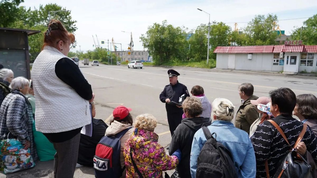 Сотрудники полиции Петропавловска-Камчатского провёл профилактическую беседу с пенсионерами о дистанционном мошенничестве Сотрудники полиции Петропавловска-Камчатского провёл профилактическую беседу с пенсионерами о дистанционном мошенничестве