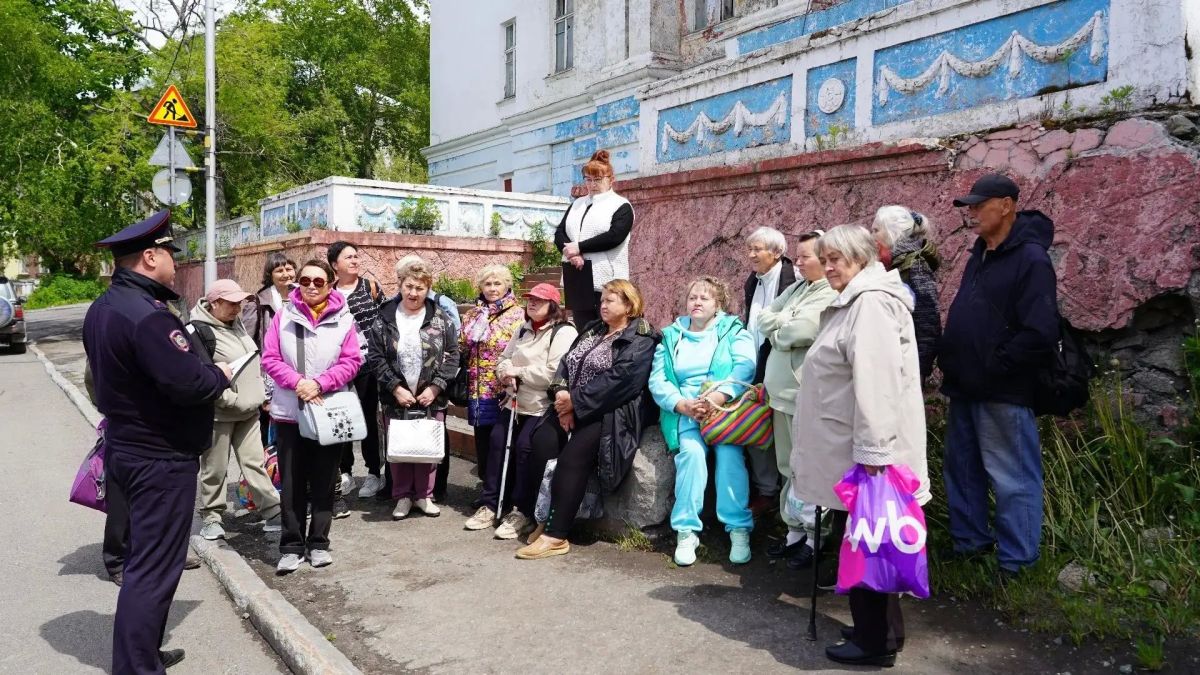Сотрудники полиции Петропавловска-Камчатского провёл профилактическую беседу с пенсионерами о дистанционном мошенничестве Сотрудники полиции Петропавловска-Камчатского провёл профилактическую беседу с пенсионерами о дистанционном мошенничестве