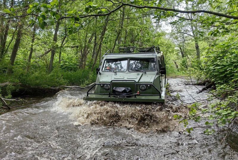 Камчатские спасатели испытали новые вездеходы на болоте