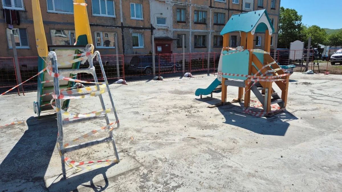 Новые детские площадки благоустраивают в краевом центре Новые детские площадки благоустраивают в краевом центре