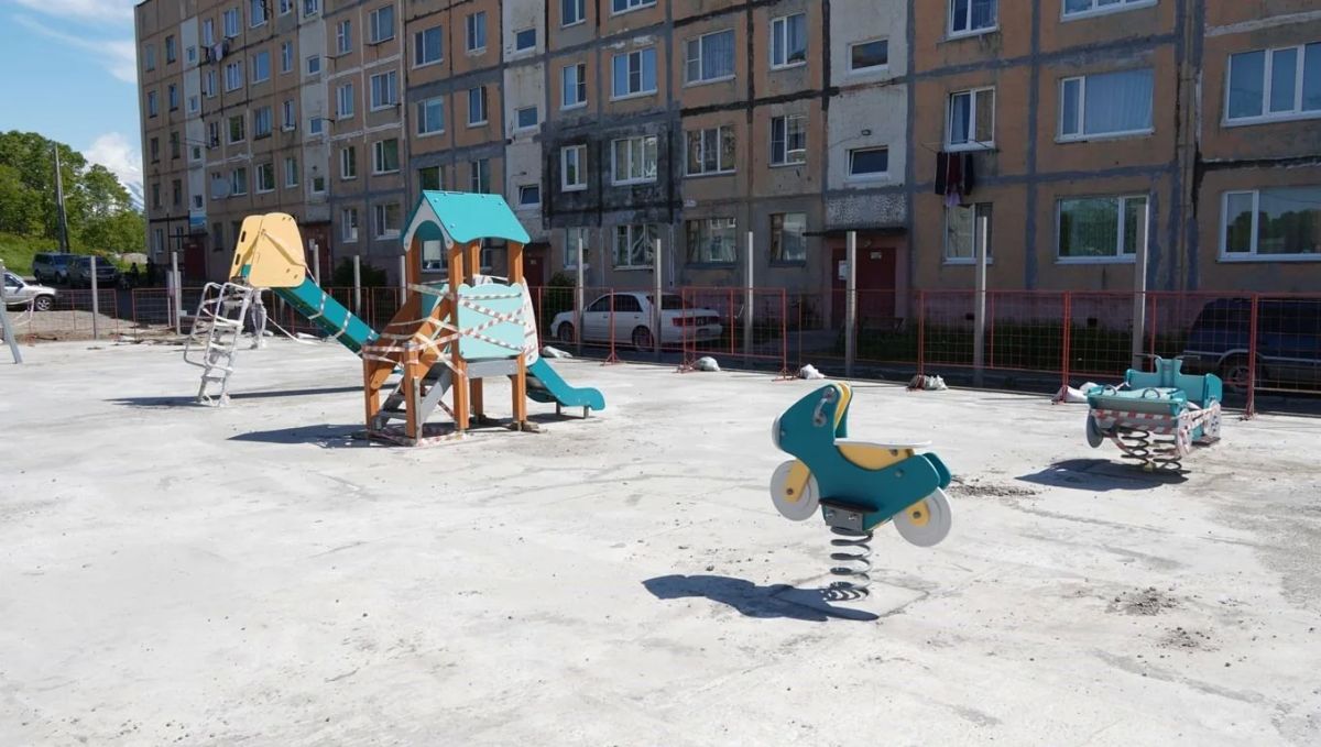 Новые детские площадки благоустраивают в краевом центре Новые детские площадки благоустраивают в краевом центре