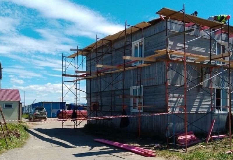 В отдалённых районах Камчатки обновляют фасады и крыши многоквартирных домов