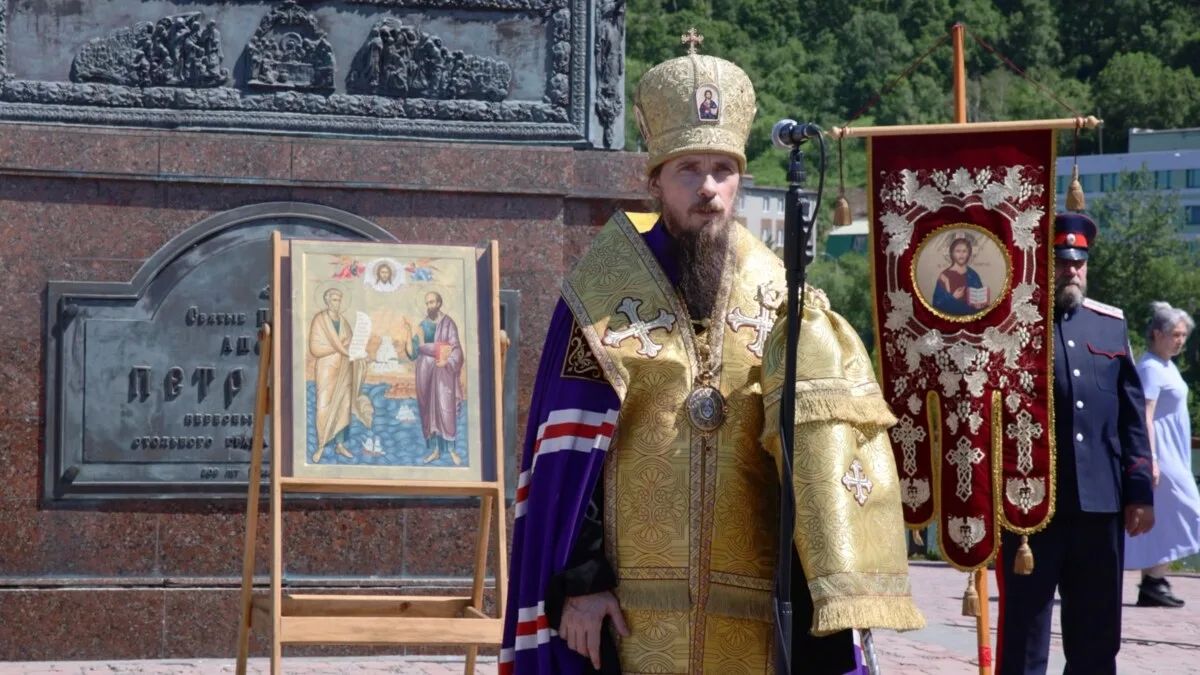 В ПетропавловскеКамчатском прошли молебен и возложение цветов в честь святых первоверховных апостолов Петра и Павла В ПетропавловскеКамчатском прошли молебен и возложение цветов в честь святых первоверховных апостолов Петра и Павла
