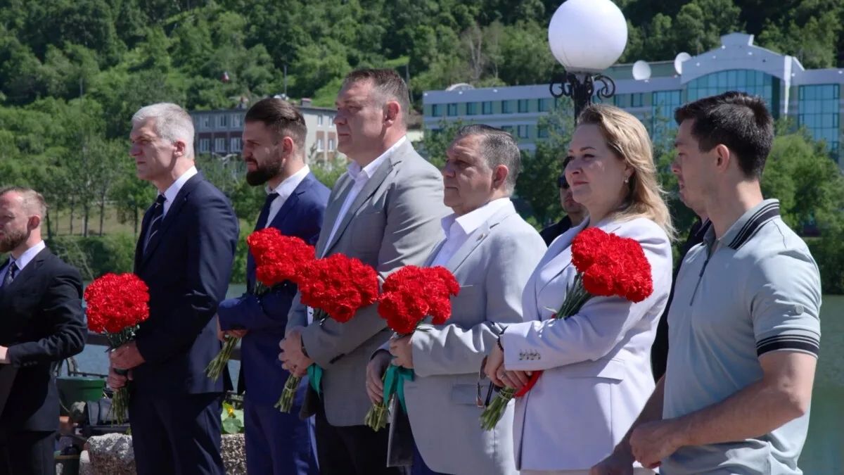 В ПетропавловскеКамчатском прошли молебен и возложение цветов в честь святых первоверховных апостолов Петра и Павла В ПетропавловскеКамчатском прошли молебен и возложение цветов в честь святых первоверховных апостолов Петра и Павла