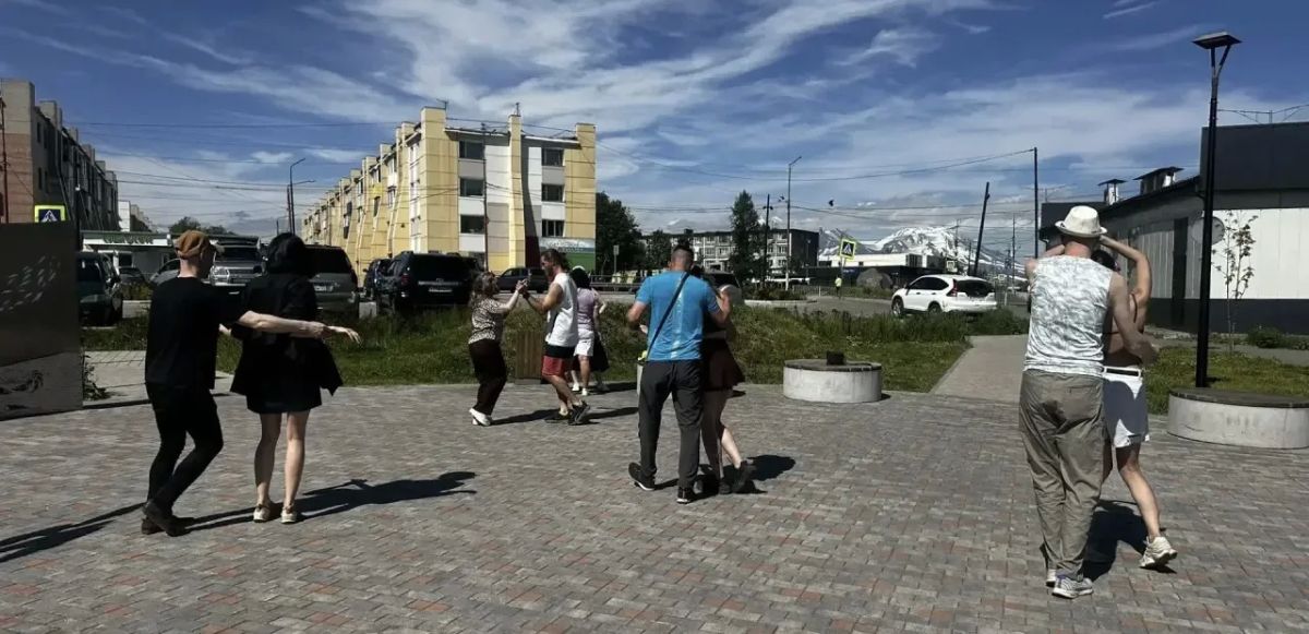 Прямо сейчас в сквере на улице Войцешека проходит открытый мастер-класс от хореографического коллектива «Ла-Лава» Прямо сейчас в сквере на улице Войцешека проходит открытый мастер-класс от хореографического коллектива «Ла-Лава»