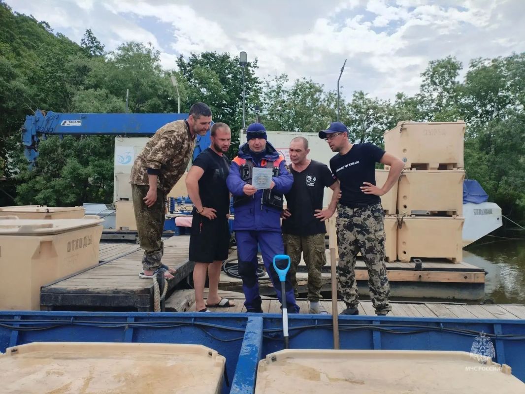 В День рыбака камчатским судовладельцам напомнили правила безопасности В День рыбака камчатским судовладельцам напомнили правила безопасности