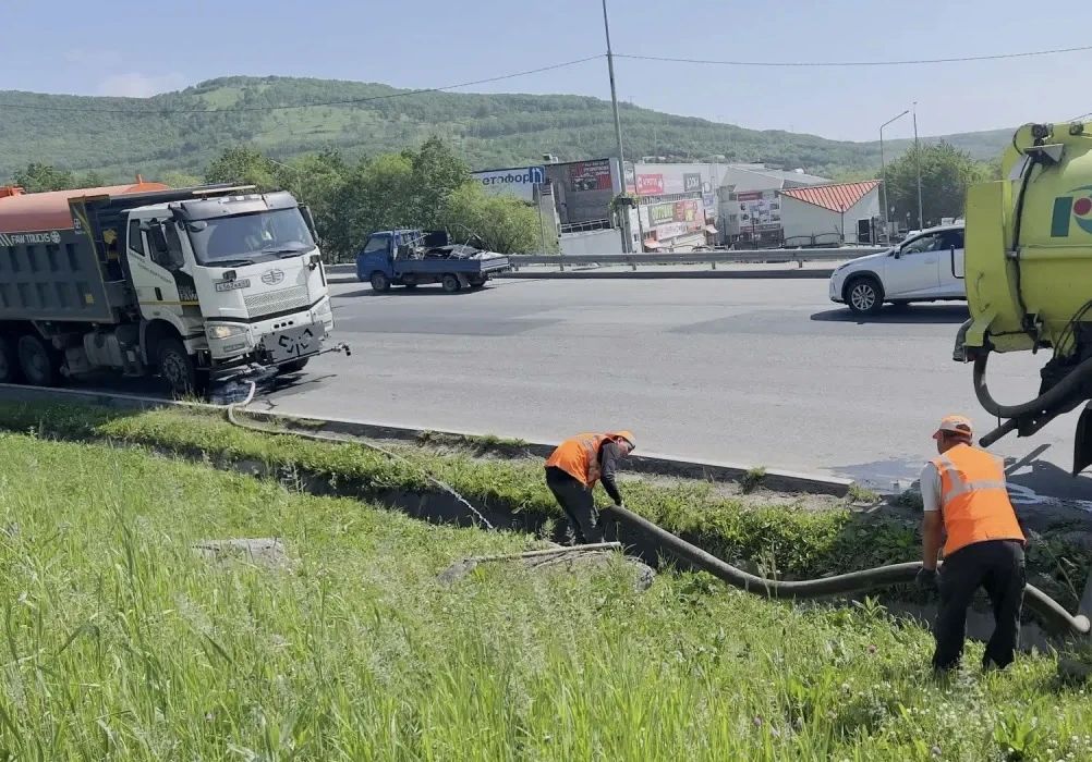 Город день за днем. 13 июля 2026 года В ПетропавловскеКамчатском продолжаются комплексные работы по содержанию городских территорий Город день за днем. 13 июля 2026 года В ПетропавловскеКамчатском продолжаются комплексные работы по содержанию городских территорий