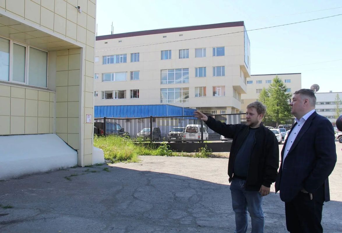 Павел Сайдачаков проконтролировал ход работ по капитальному ремонту крыльца детской художественной школы краевого центра Павел Сайдачаков проконтролировал ход работ по капитальному ремонту крыльца детской художественной школы краевого центра