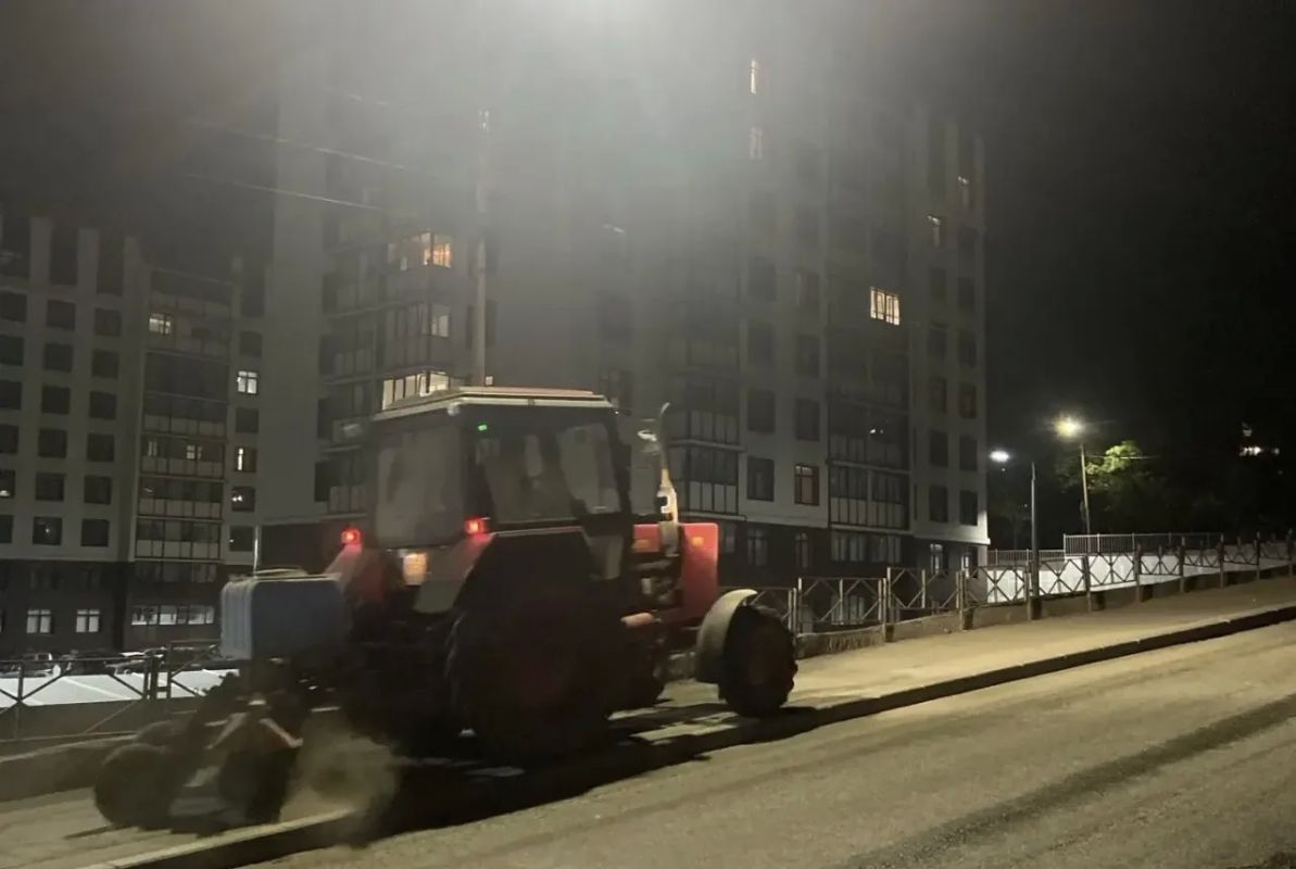 Город день за днем. 13 июля 2026 года В ПетропавловскеКамчатском продолжаются комплексные работы по содержанию городских территорий
