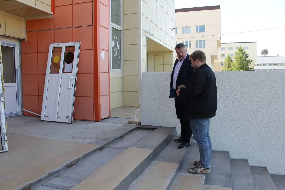 Павел Сайдачаков проконтролировал ход работ по капитальному ремонту крыльца детской художественной школы краевого центра Павел Сайдачаков проконтролировал ход работ по капитальному ремонту крыльца детской художественной школы краевого центра