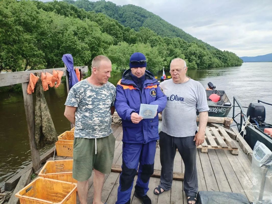 В День рыбака камчатским судовладельцам напомнили правила безопасности В День рыбака камчатским судовладельцам напомнили правила безопасности