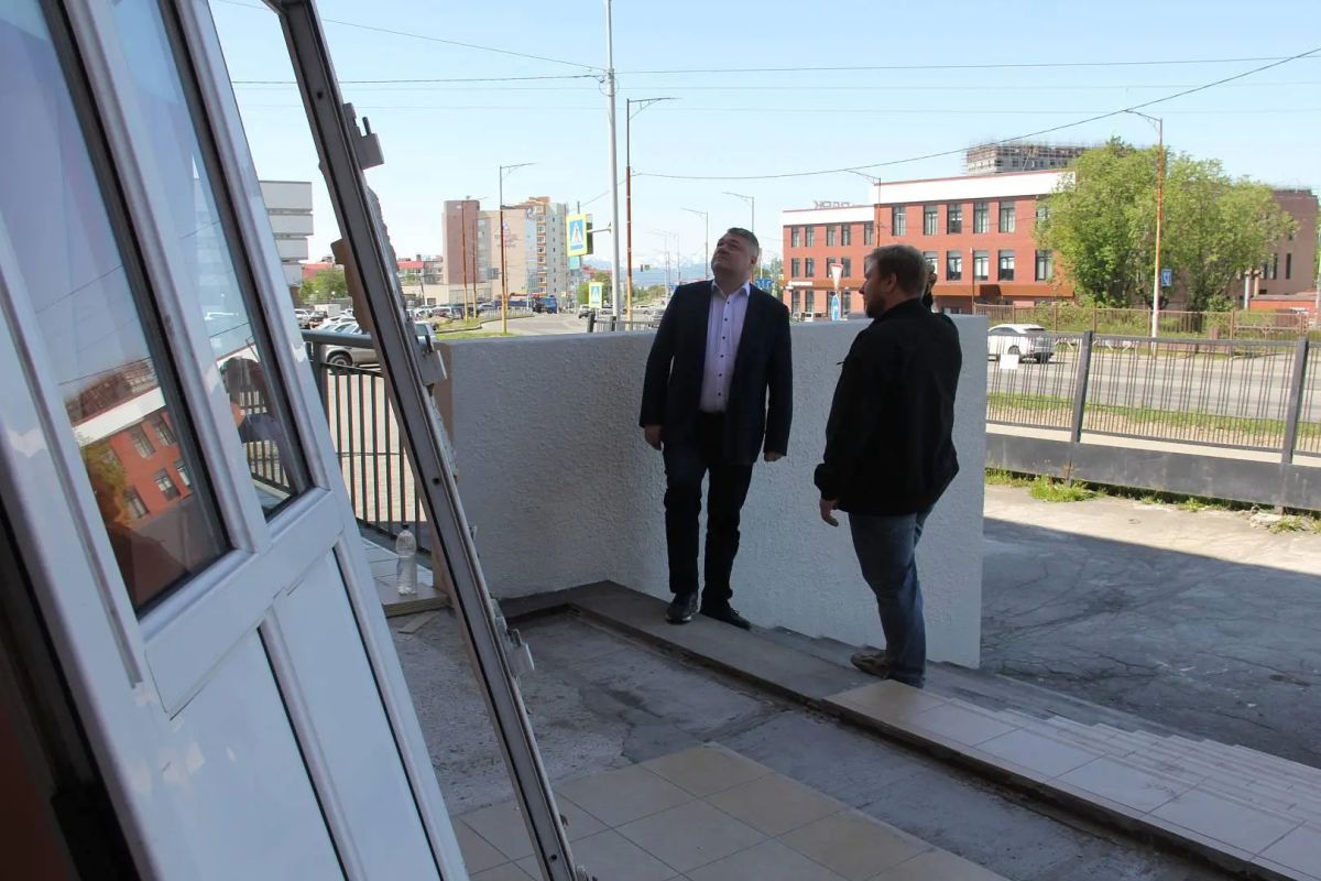 Павел Сайдачаков проконтролировал ход работ по капитальному ремонту крыльца детской художественной школы краевого центра Павел Сайдачаков проконтролировал ход работ по капитальному ремонту крыльца детской художественной школы краевого центра