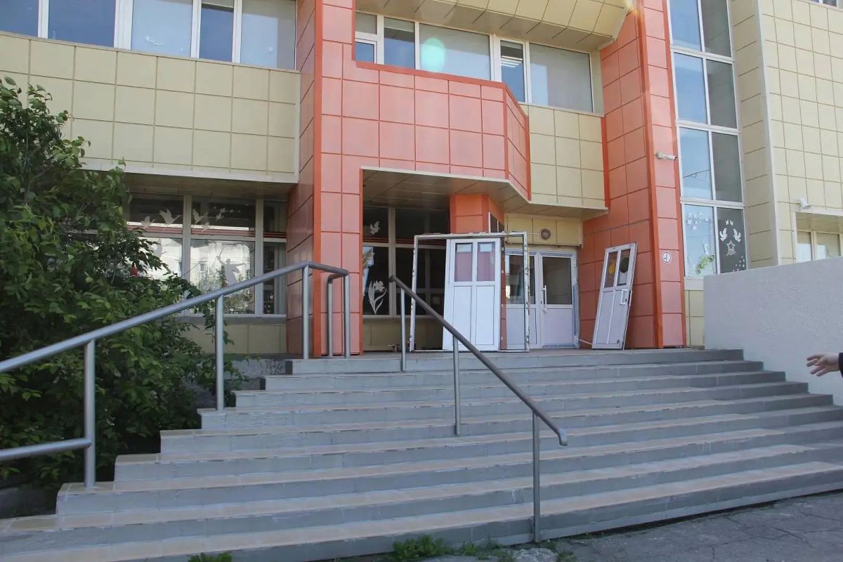 В детской художественной школе Петропавловска ремонтируют крыльцо В детской художественной школе Петропавловска ремонтируют крыльцо