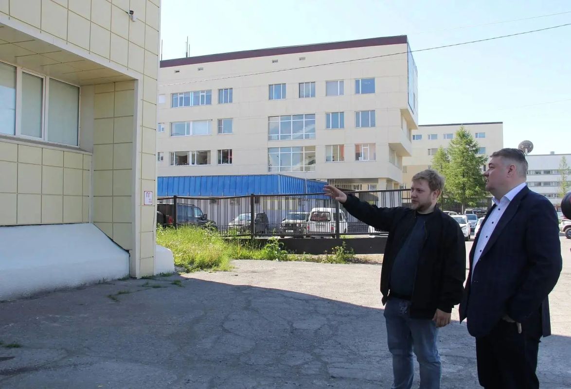 В детской художественной школе Петропавловска ремонтируют крыльцо В детской художественной школе Петропавловска ремонтируют крыльцо