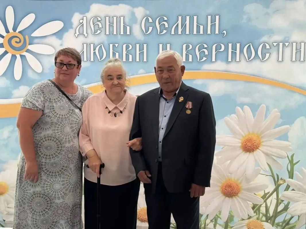 Многодетную семью северян наградили знаком «Родительская слава Камчатки» Многодетную семью северян наградили знаком «Родительская слава Камчатки»