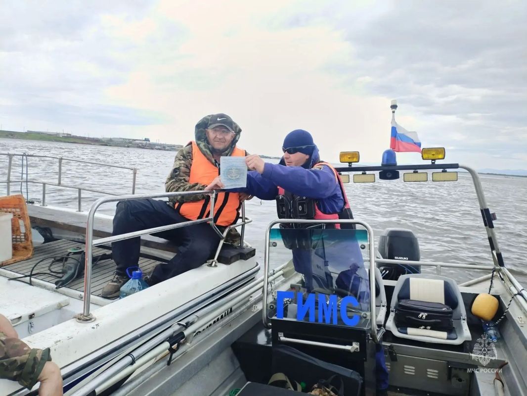В День рыбака камчатским судовладельцам напомнили правила безопасности В День рыбака камчатским судовладельцам напомнили правила безопасности