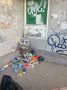 Блеск и грязь: горожане жалуются на мусор возле торгового центра