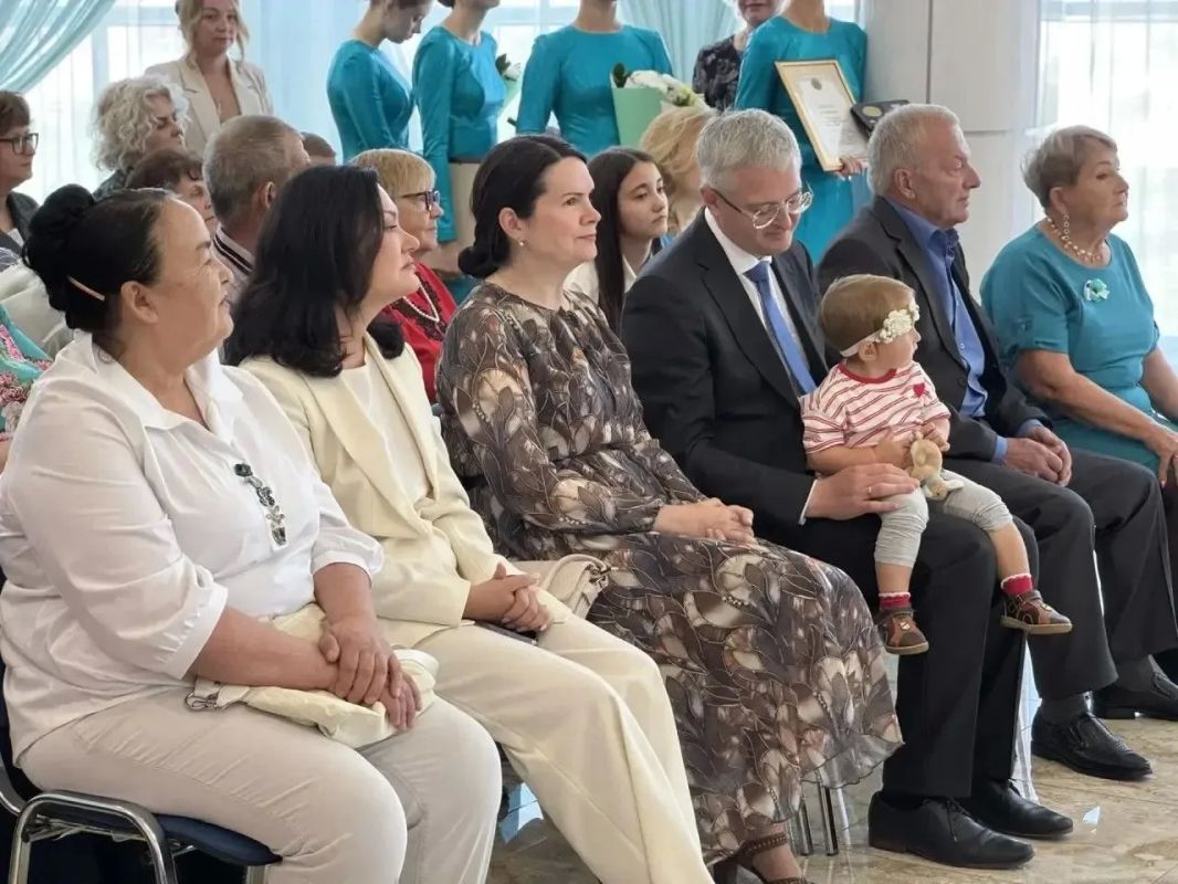 Владимир Солодов вручил краевую награду «Родительская слава Камчатки» многодетной семье из северного села Манилы Владимир Солодов вручил краевую награду «Родительская слава Камчатки» многодетной семье из северного села Манилы