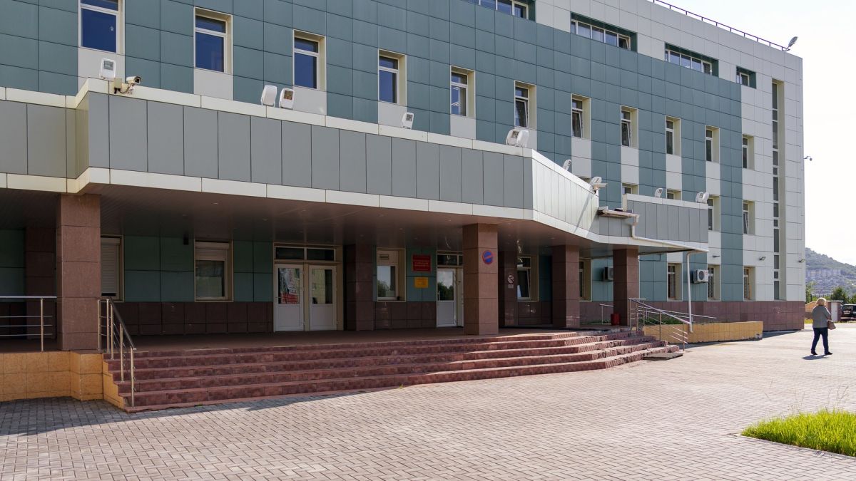 Устроил дебош: рецидивист ломился к соседям, ударил полицейского