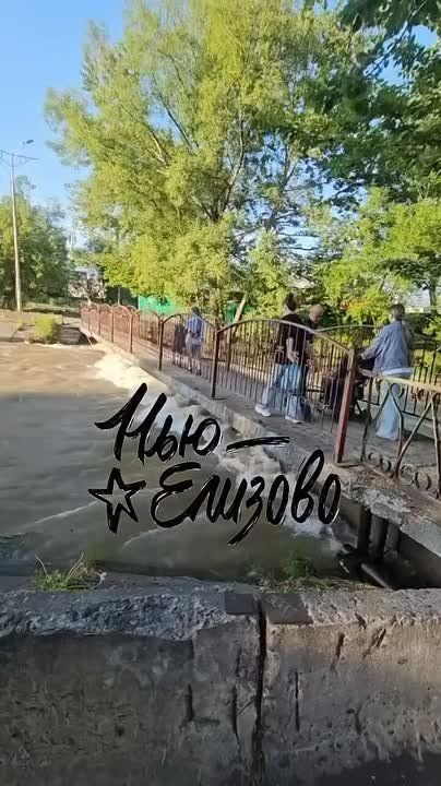 Умом этот народ не понять. Мост через Половинку закрыли вчера в целях безопасности - вода поднялась критически высоко