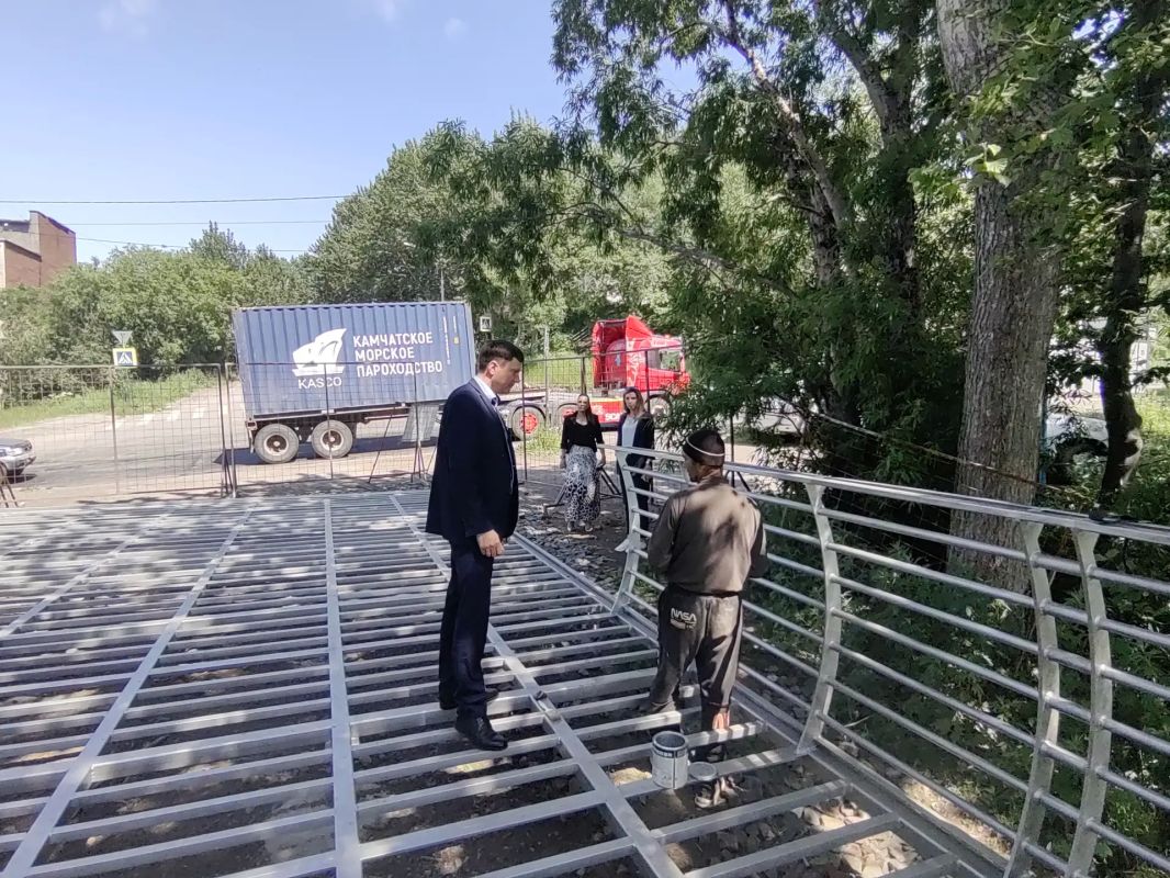 Анатолий Кирносенко проверил ход строительства сквера ветеранов геологоразведки в краевой столице Анатолий Кирносенко проверил ход строительства сквера ветеранов геологоразведки в краевой столице