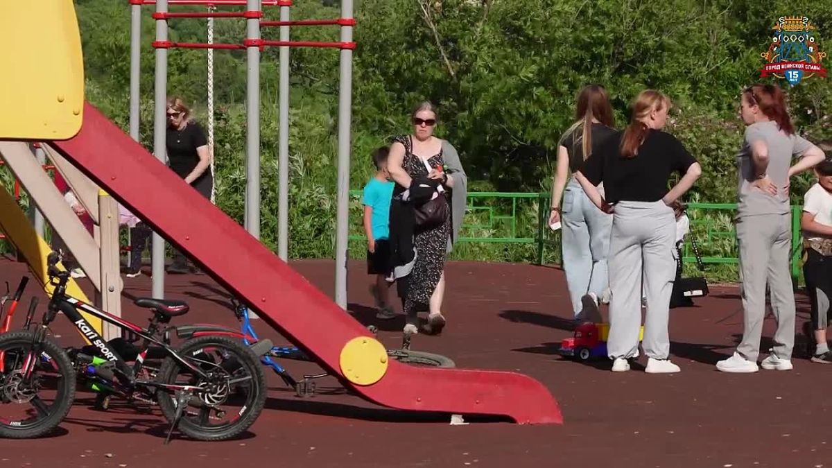 По просьбе жителей покрытие на детской площадке по ул. Петра Ильичева заменят уже в августе