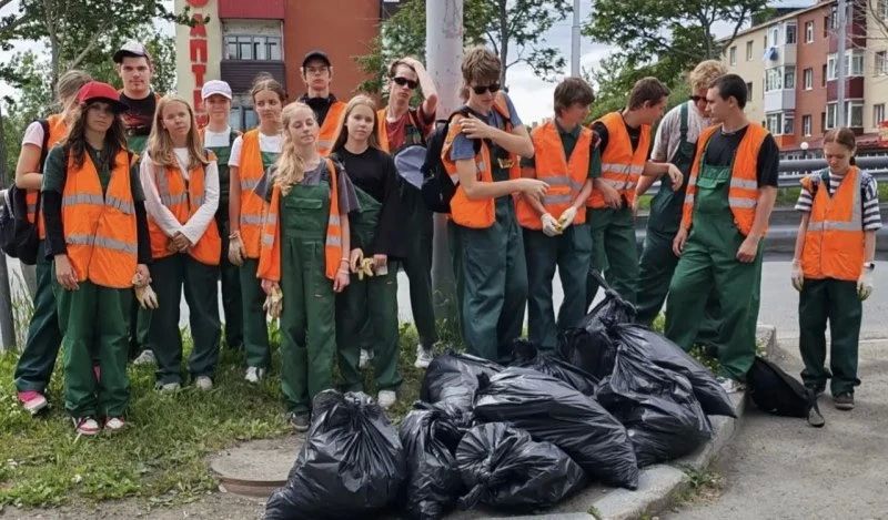 Трудотряды «Молодой Петропавловск» собрали на улицах 5 тысяч мешков мусора