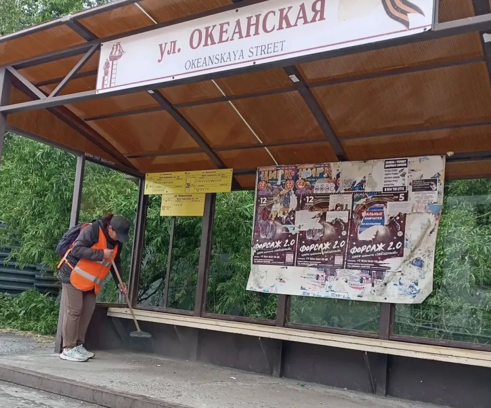 Город день за днем. 16 июля 2026 года В ПетропавловскеКамчатском в ежедневном режиме проходят работы по содержанию городских территорий