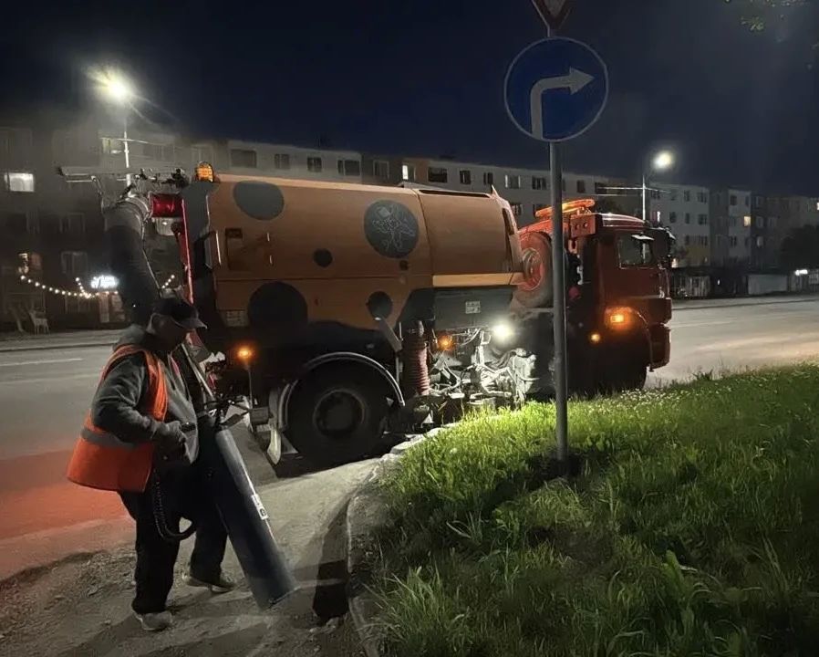 Город день за днем. 16 июля 2026 года В ПетропавловскеКамчатском в ежедневном режиме проходят работы по содержанию городских территорий Город день за днем. 16 июля 2026 года В ПетропавловскеКамчатском в ежедневном режиме проходят работы по содержанию городских территорий