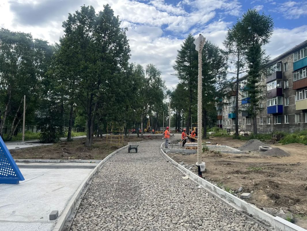 Сергей Лозовский проинспектировал ход благоустройства Аллеи доблести и славы в городе Елизово Сергей Лозовский проинспектировал ход благоустройства Аллеи доблести и славы в городе Елизово